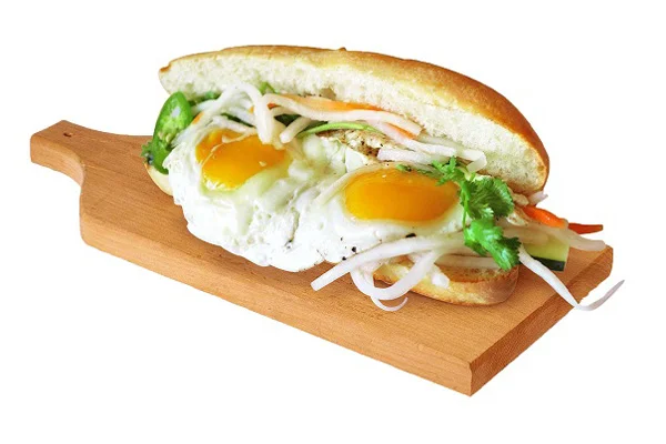 Trứng ốp la là một trong các loại nhân bánh mì cực kỳ hấp dẫn